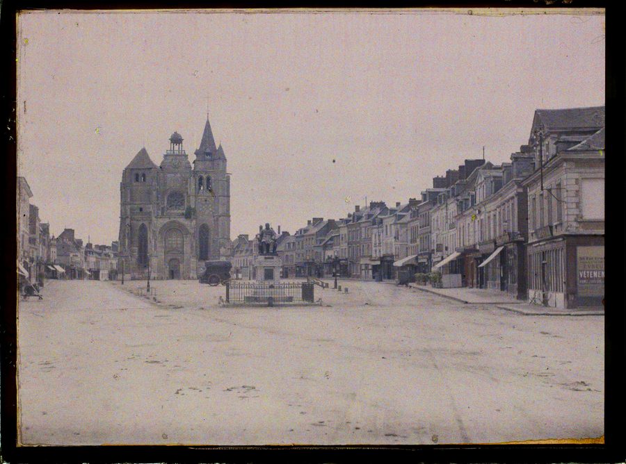 Rue Dupont de l'Eure avec l'église à Le Neubourg, dans l'Eure