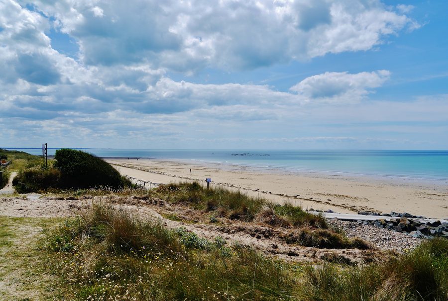 Sandstrand von Saint-Germain-sur-Ay an der Küste der Normandie