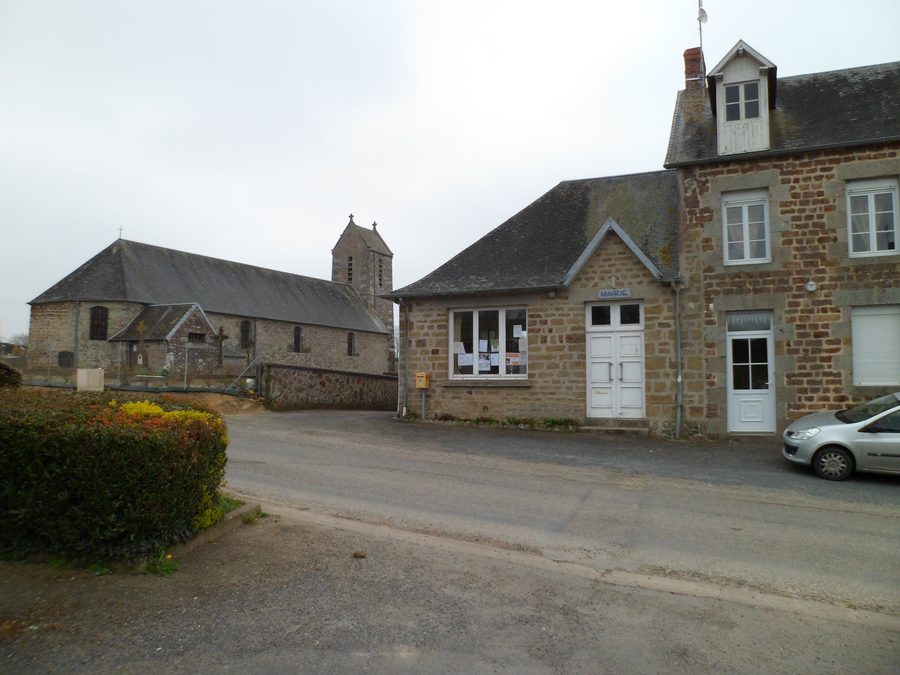 Rathaus und Kirche Saint-Laurent in Beaucoudray