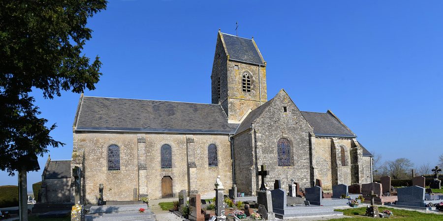 Südansicht der Église Saint-Martin in Brévands im Département Manche