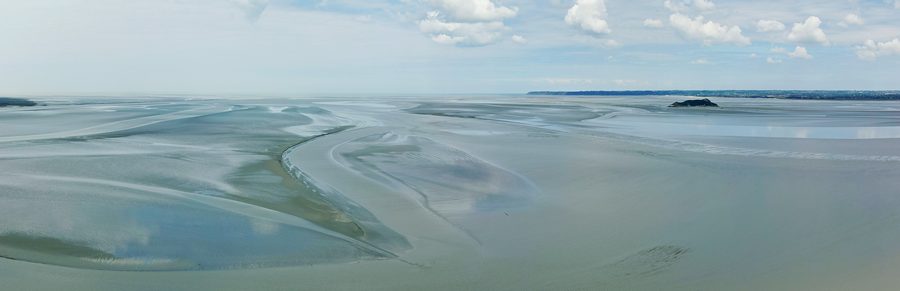 Blick bei Ebbe über die Bucht des Mont-Saint-Michel auf Tombelaine und den Mont-Saint-Michel