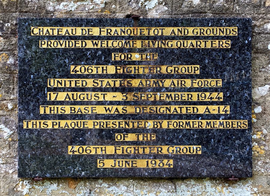 Gedenktafel für die 406th Fighter Group am Château de Franquetot