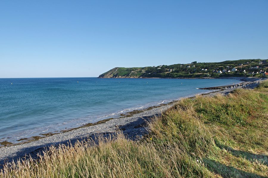 Blick von der Plage de Sciotot auf das Cap de Flamanville bei Les Pieux