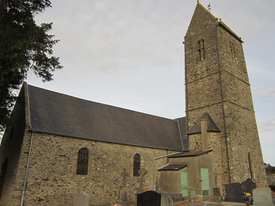 Außenansicht der Kirche Saint-Sébastien in La Vendelée im Département Manche