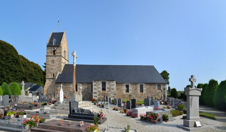 Kirche Saint-Pierre und Kriegerdenkmal in Les Loges-sur-Brécey im Département Manche