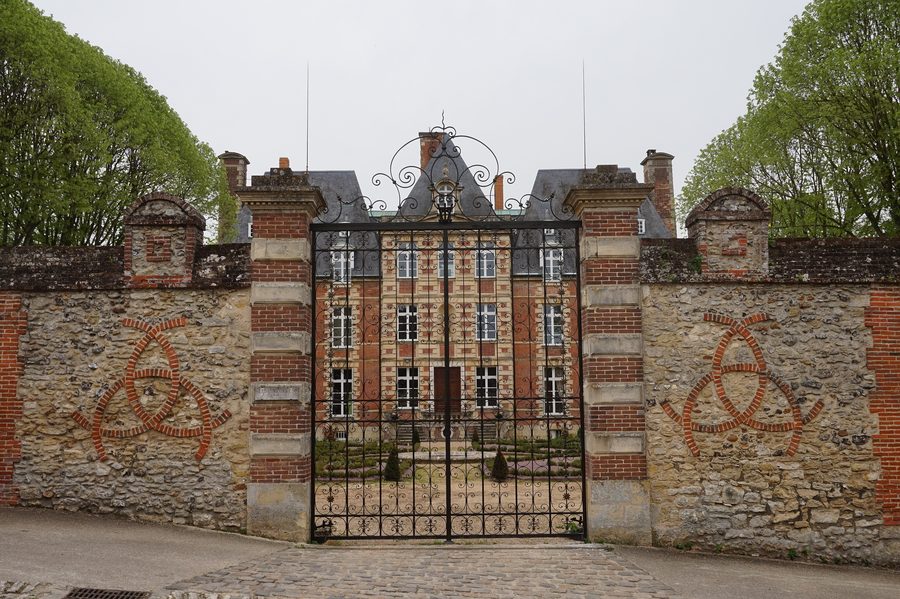 Portail du château de Ménilles dans l’Eure