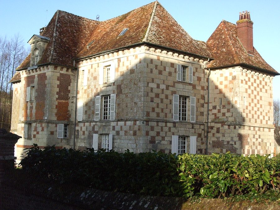 Außenansicht des Château d’Hermival in Hermival-les-Vaux im französischen Département Calvados