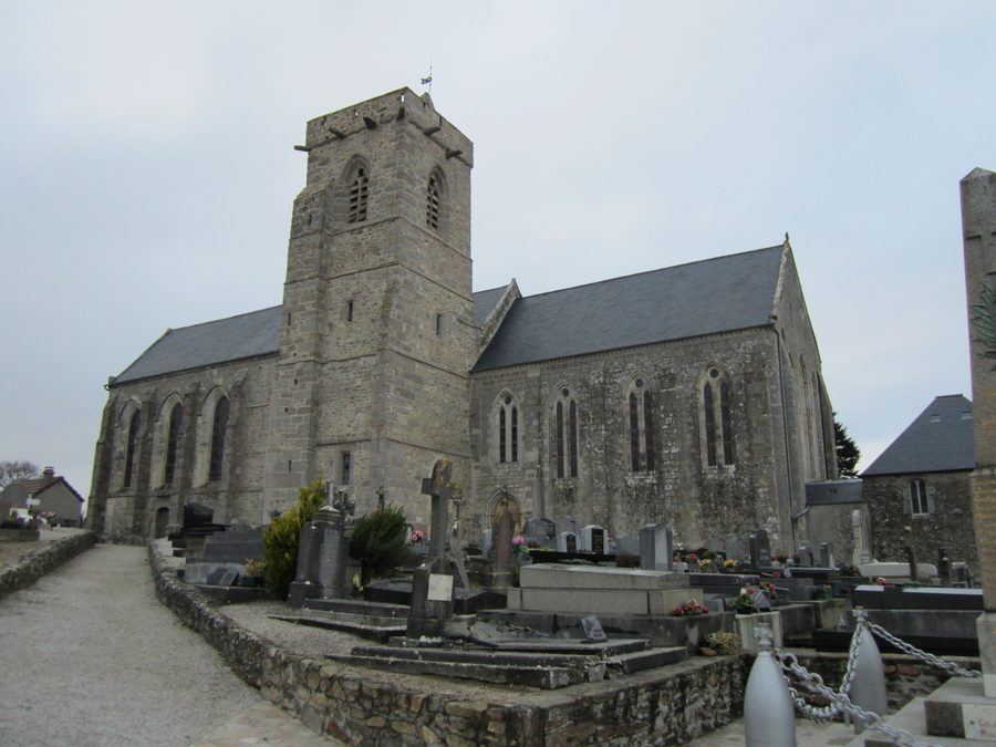 Außenansicht der Église Saint-Vigor in Quettehou