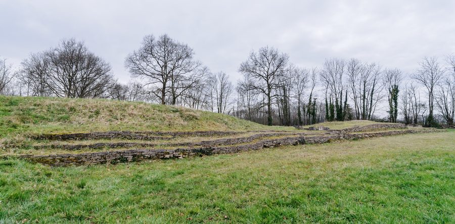 Tumulus von Colombiers-sur-Seulles in der Normandie