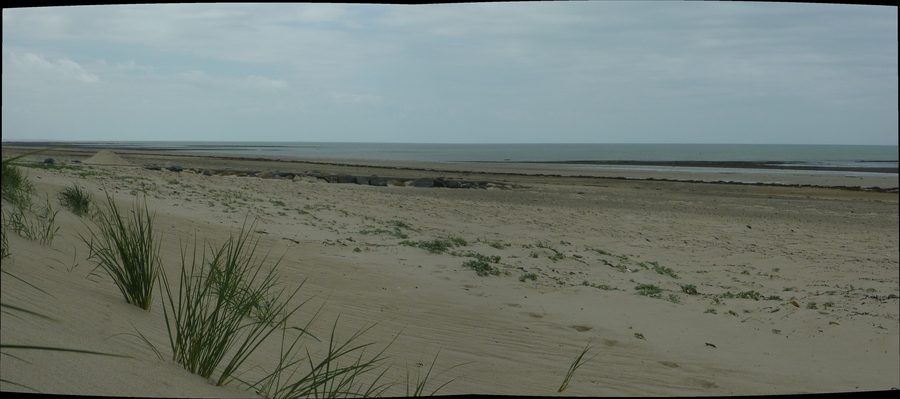 Panorama des Strands von Bretteville-sur-Ay an der Küste der Normandie
