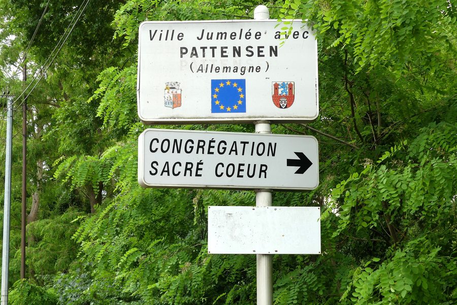 Informationsschild am Ortseingang von Saint-Aubin-lès-Elbeuf an der Avenue Winston Churchill