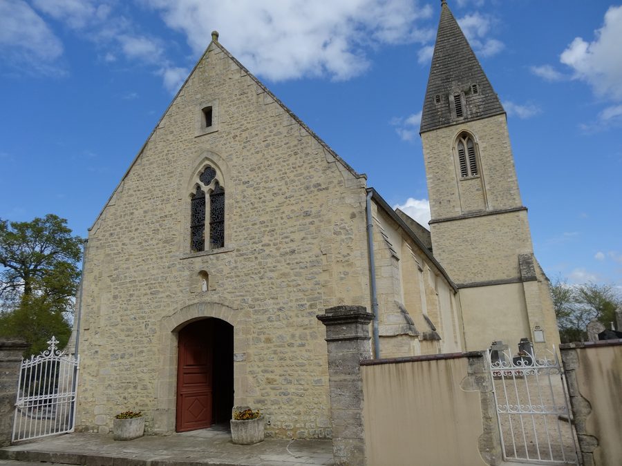 Westfassade und Kirchturm der Kirche von Mandeville-en-Bessin