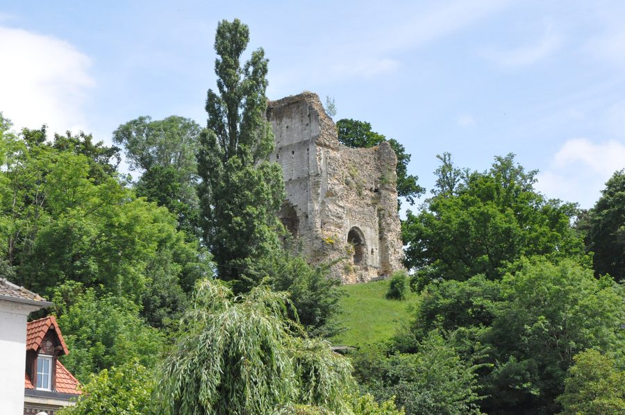 Historischer Burgturm von Brionne auf einer Anhöhe über dem Ort