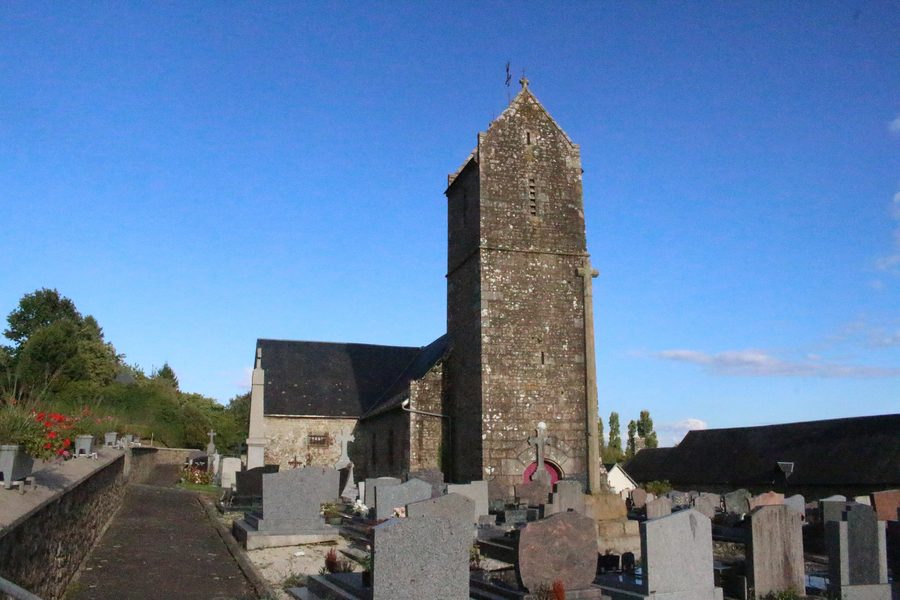 Außenansicht der Kirche Saint-Martin in Le Mesnil-Rainfray