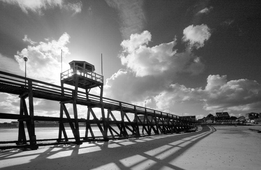 Seebrücke am Strand von Luc-sur-Mer im Calvados in der Normandie