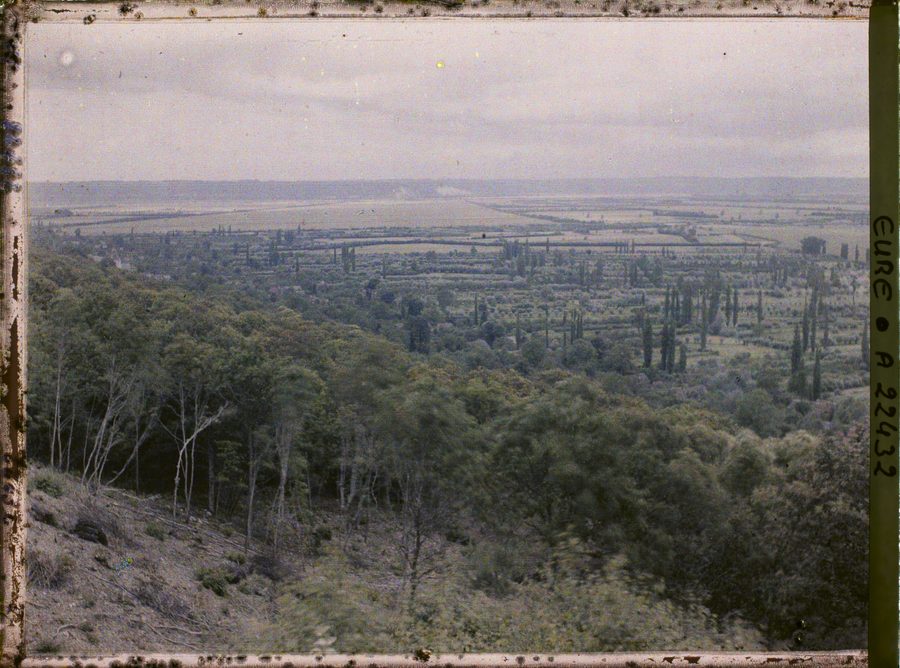 Paysage des marais de la vallée de la Risle, avec la Seine au fond