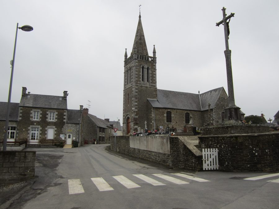 Außenansicht der Kirche Saint-Hilaire in Vergoncey