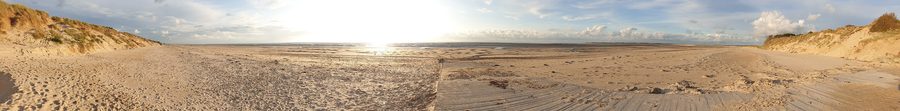 Panoramablick über den Sandstrand von Créances in der Normandie