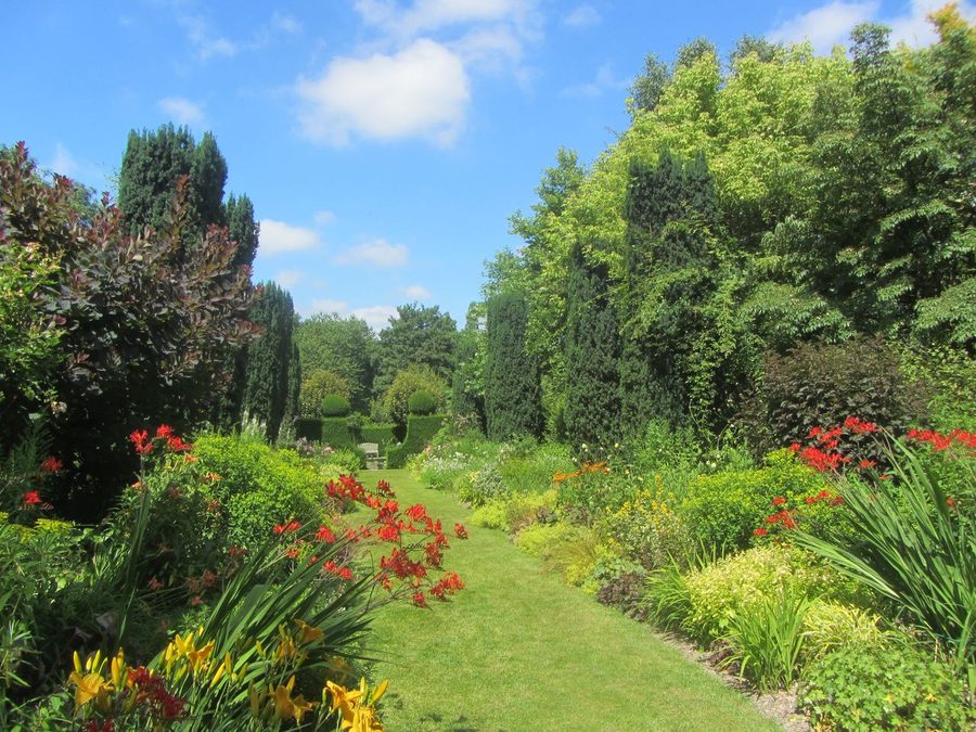 Allée fleurie des Jardins de Castillon-Plantbessin à Castillon dans le Calvados
