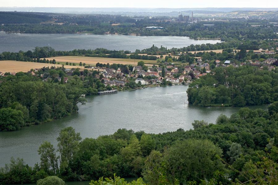 La commune de Poses avec la Seine au premier plan, la grande île de Poses à droite et le lac des Deux-Amants au second plan