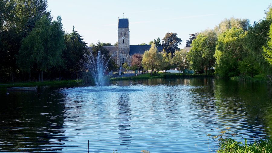 Kirche Notre-Dame von Hudimesnil am Teich in der Normandie