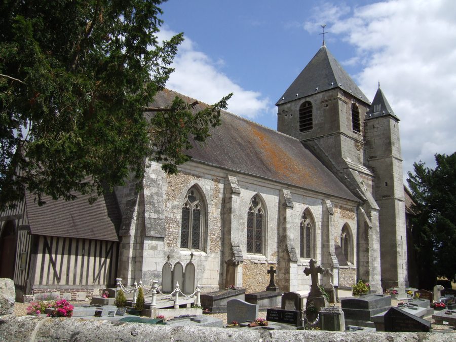 Außenansicht der Pfarrkirche Saint-Philibert in Bouquetot im Département Eure