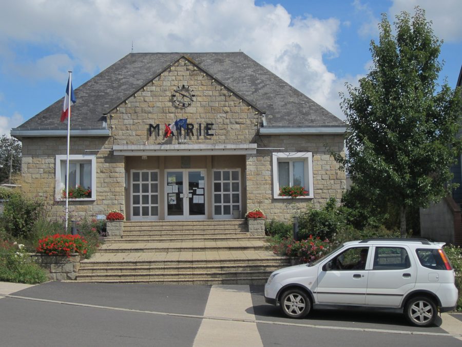 Mairie und Kirche Notre-Dame in Romagny im Département Manche