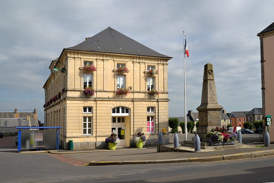 Rathaus und Kriegerdenkmal in Caumont-l'Éventé im Département Calvados