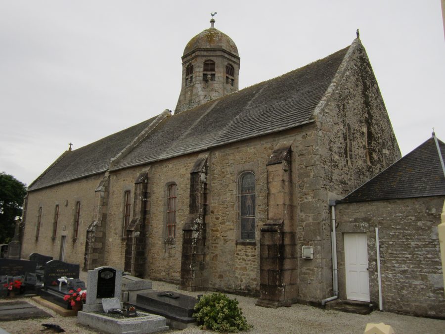 Außenansicht der Notre-Dame-Kirche von Gouberville im Département Manche