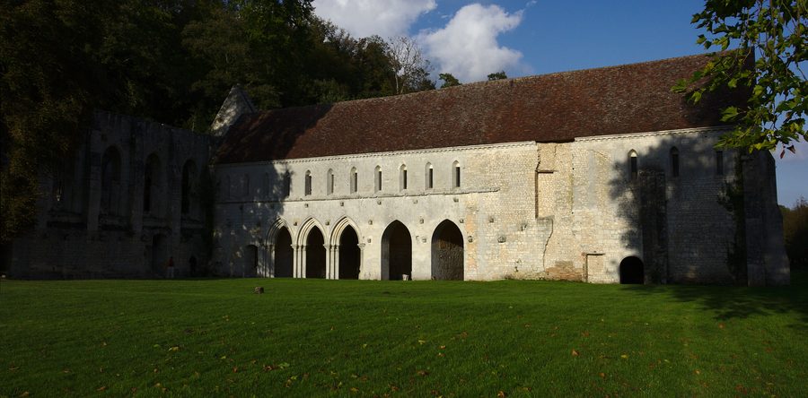 Außenansicht der Abtei Notre-Dame de Fontaine-Guérard in Radepont im Département Eure