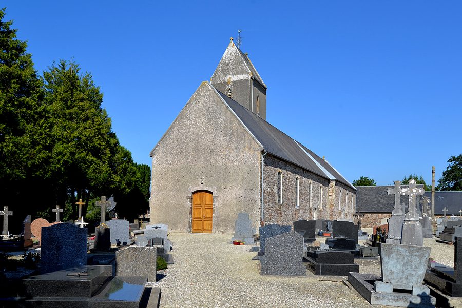 Südwestansicht der Kirche Notre-Dame in Ouville im Département Manche