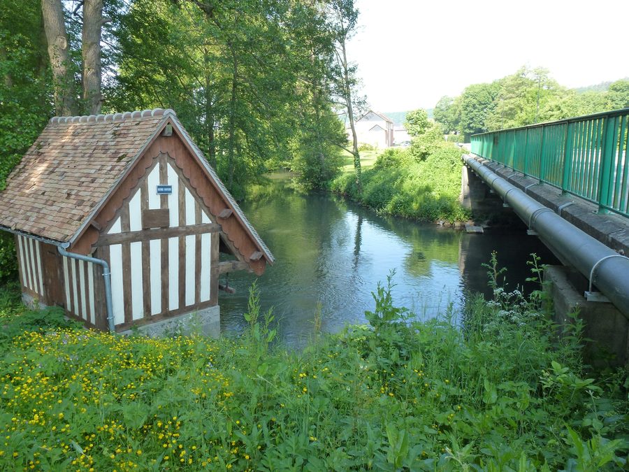 Waschhaus und Brücke über die Charentonne in Serquigny im Département Eure