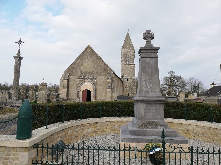 Église Saint-Martin und Kriegerdenkmal im Ortskern von Crouay im Département Calvados