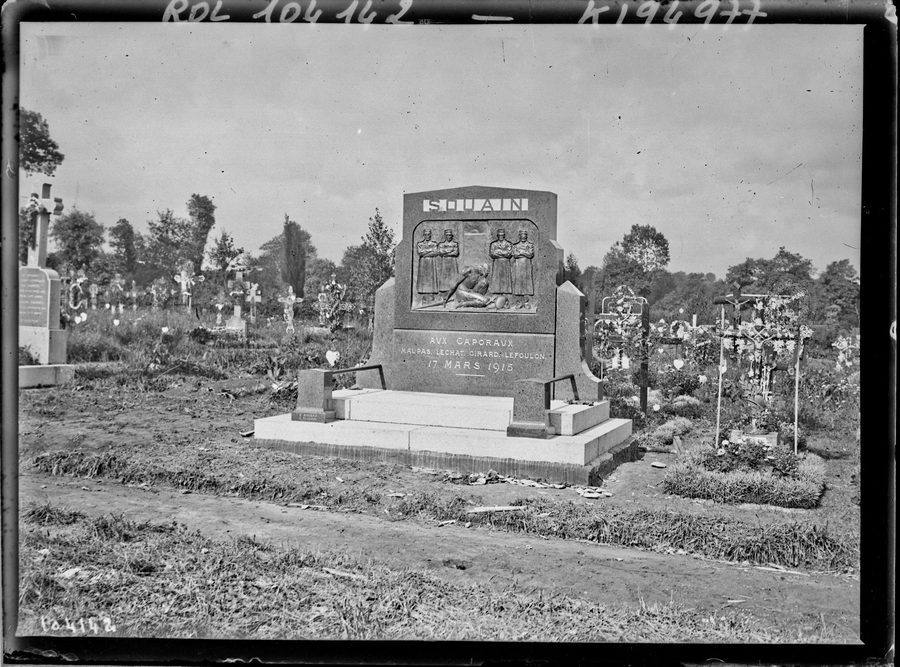 Monument du cimetière de Sartilly aux quatre caporaux fusillés à Souain