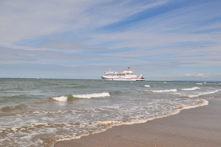 Ferry au large de Ouistreham, dans le Calvados