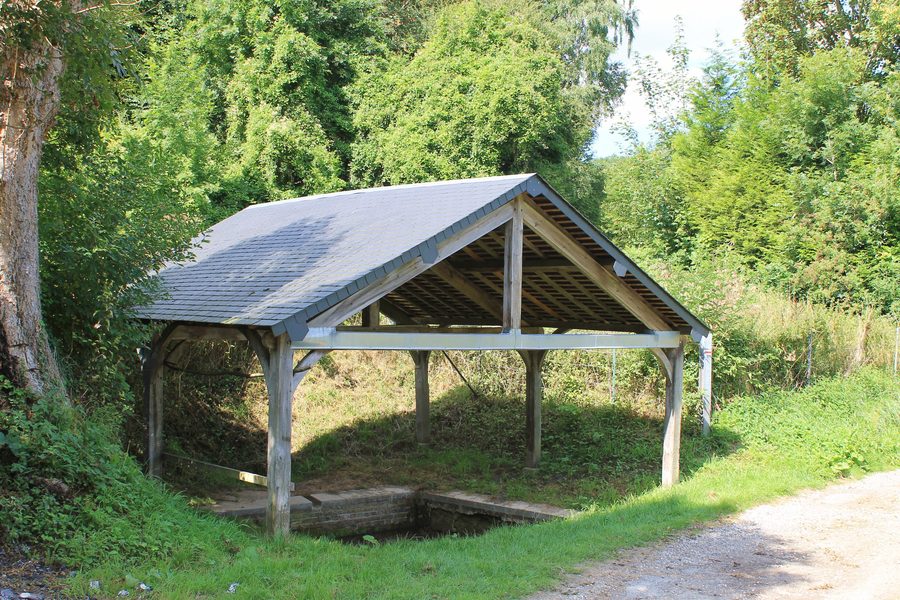 Lavoir des Aubrays et fontaine Saint-Clair à Bourgeauville (Calvados)