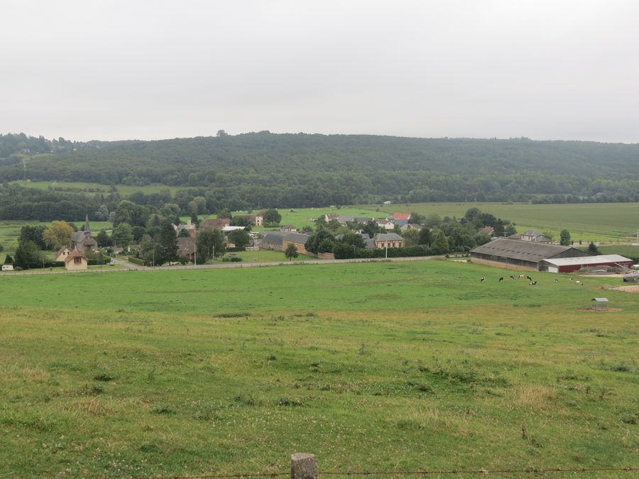 Blick auf Perruel von der Waldrandlage nahe dem Friedhof