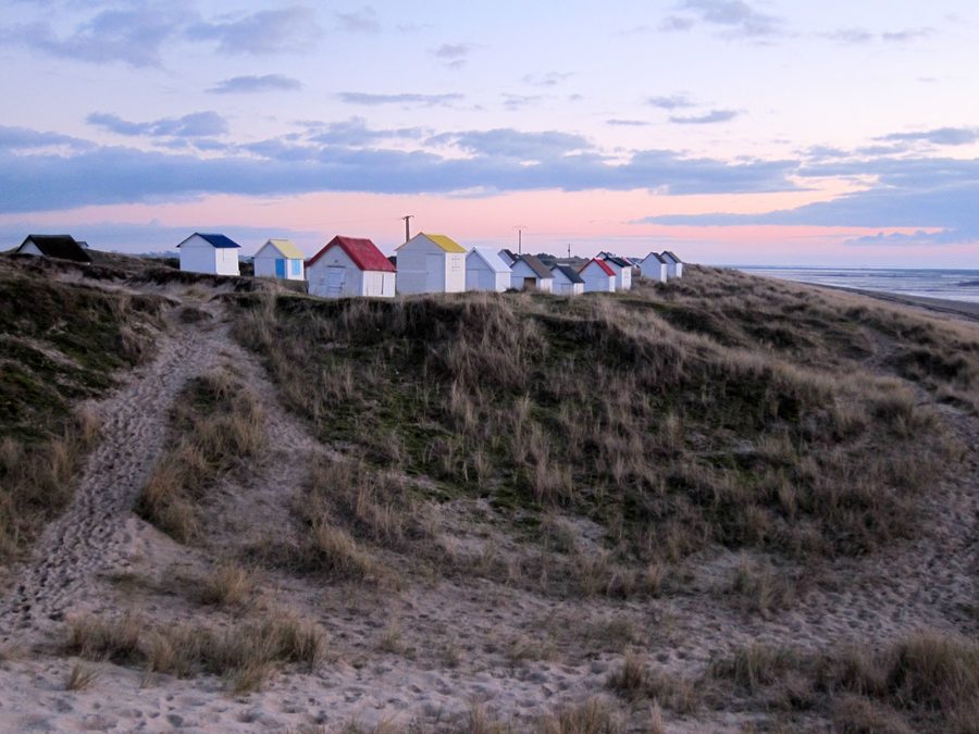 Cabines de plage colorées à Gouville-sur-Mer dans la Manche