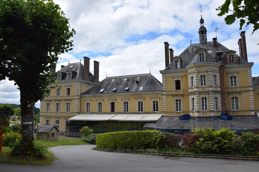 Außenansicht der Basilika Notre-Dame de Montligeon in La Chapelle-Montligeon
