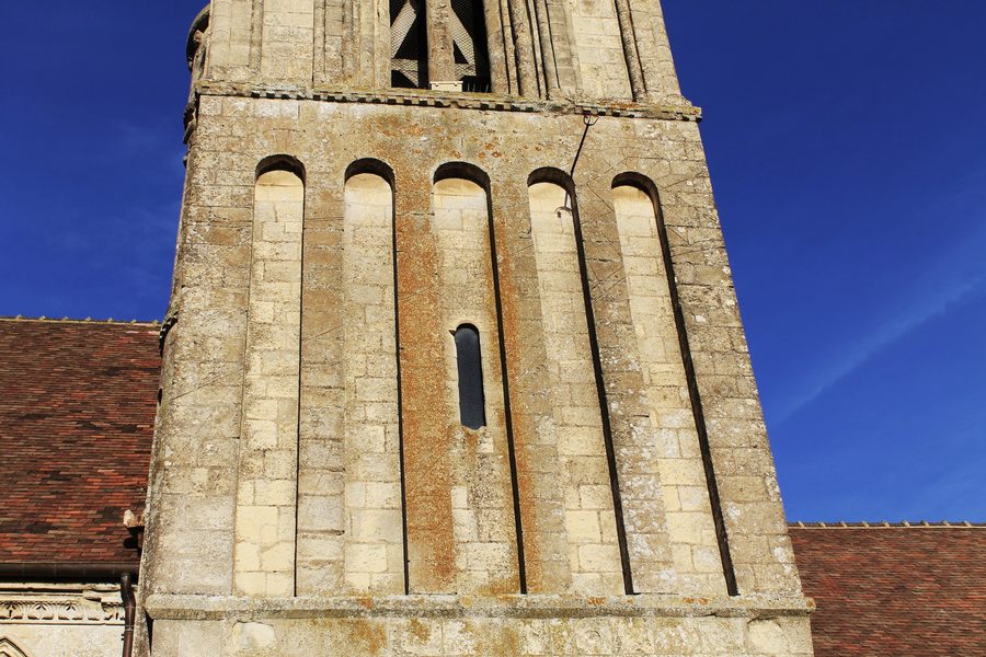 Sonnenuhrrest am Kirchturm von Saint-Contest im Département Calvados
