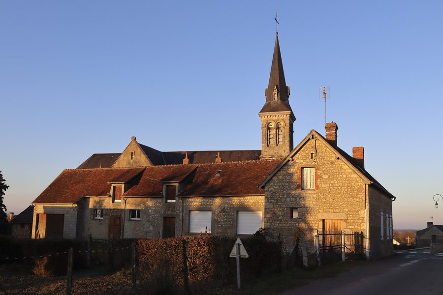 Ortskern von Saint-Julien-sur-Sarthe mit der Kirche im Hintergrund