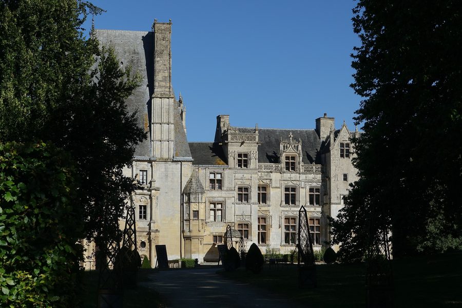 Château de Fontaine-Henry mit hohen Dächern und skulptierter Fassade