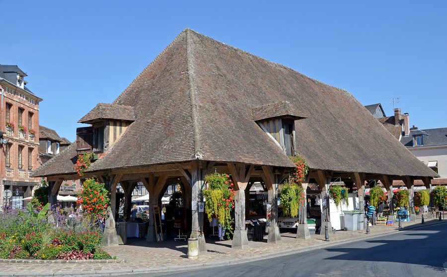 Historische Markthalle von Lyons-la-Forêt in der Normandie