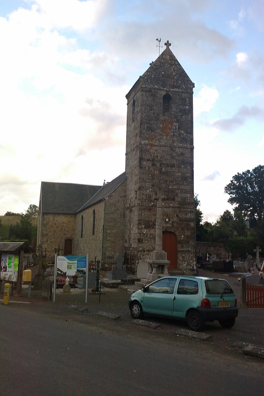 Außenansicht der Église Saint-Martin in Plomb im Département Manche