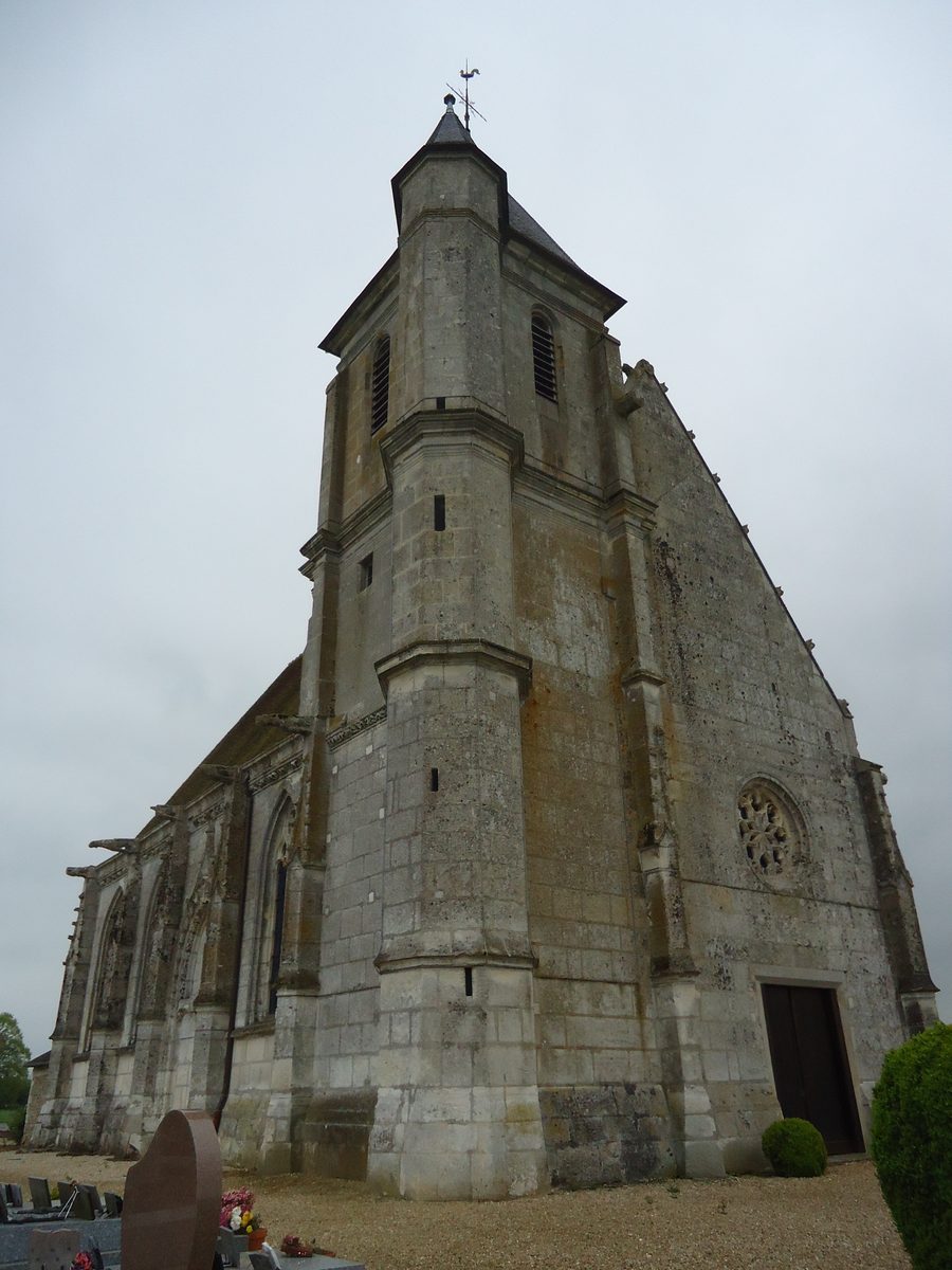 Außenansicht der Kirche Notre-Dame in Sacquenville