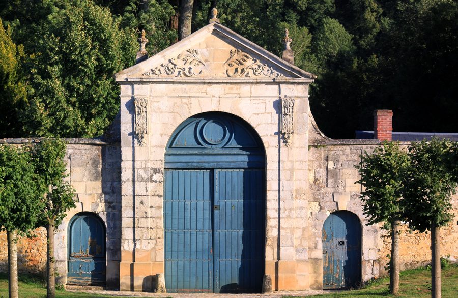 Portail de l'Abbaye Notre-Dame du Trésor à Bus-Saint-Rémy