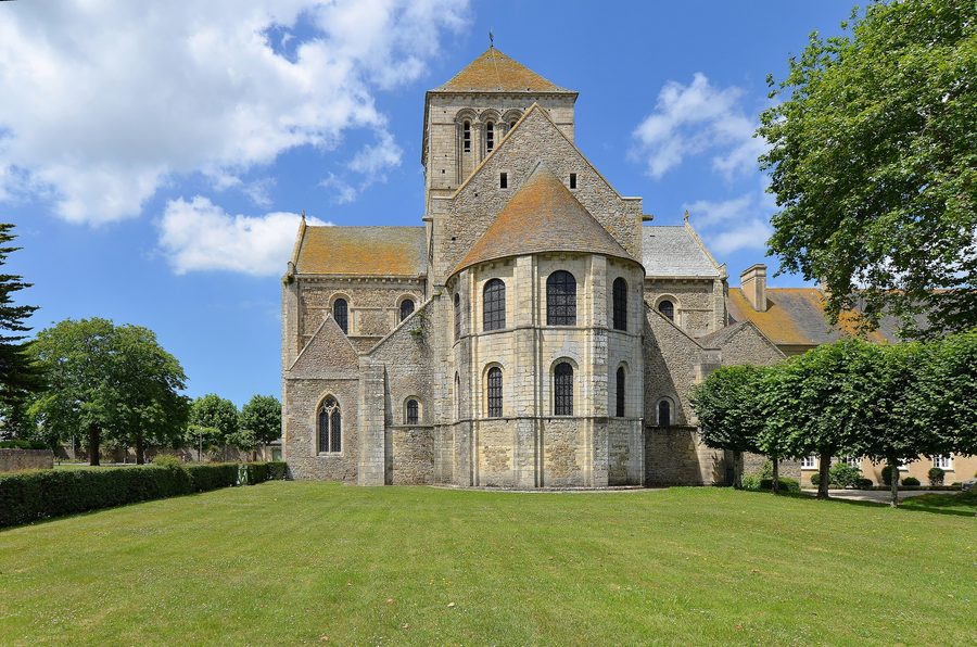 Romanische Abteikirche Sainte-Trinité in Lessay