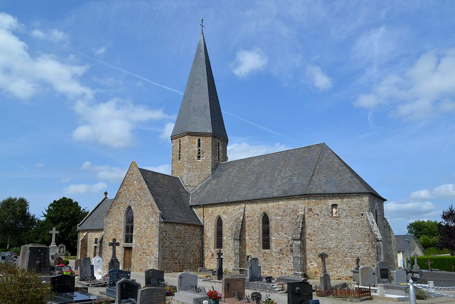 Südostansicht der Kirche Notre-Dame in Angoville-sur-Ay im Département Manche