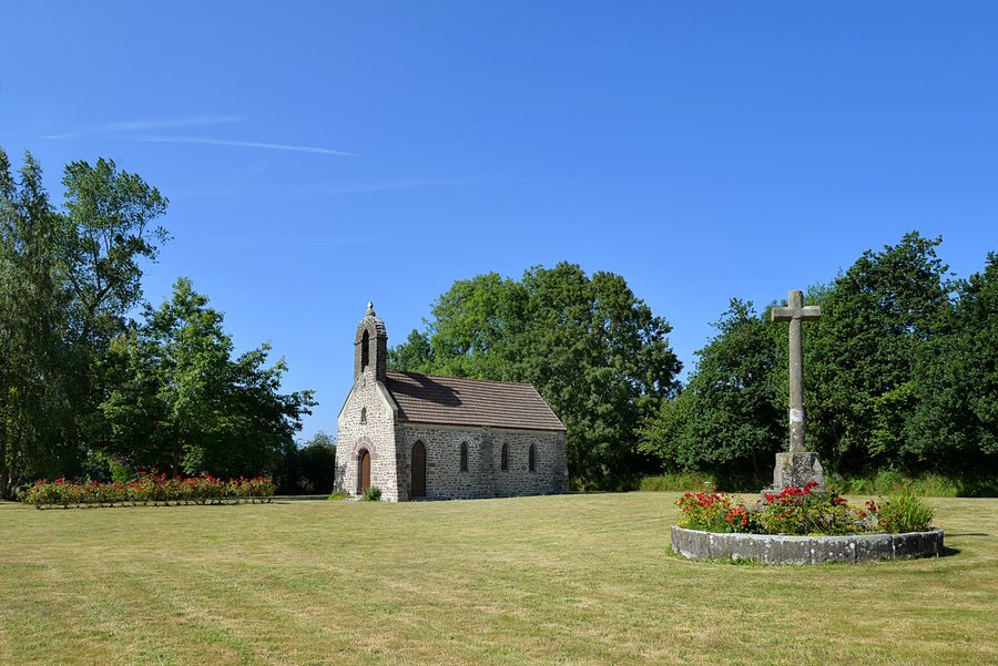 Chapelle Notre-Dame du Vœu de Lengronne et croix hosannière au Quesnot