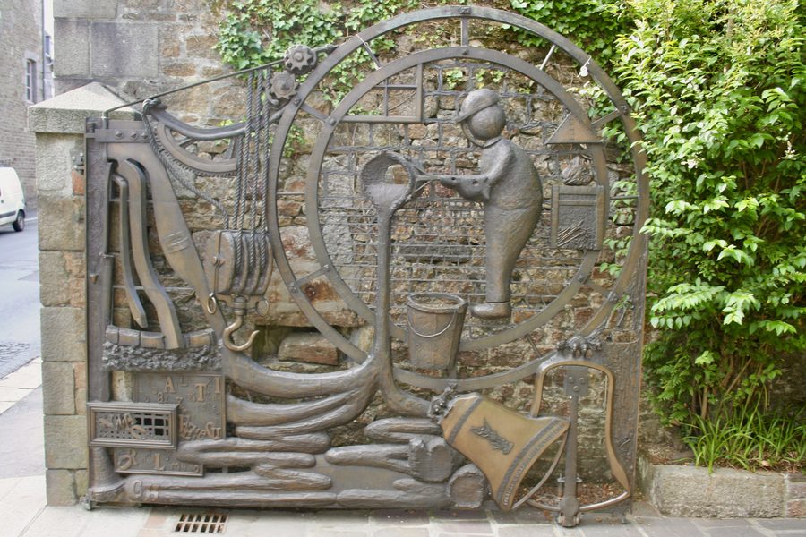 Eingangsportal der Glockengießerei Cornille-Havard in Villedieu-les-Poêles